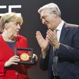 Angela Merkel a reçu lundi soir le Prix Nansen des mains du haut commissaire aux réfugiés Filippo Grandi.